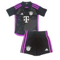 Bayern Munich Matthijs de Ligt #4 Replika babykläder Bortaställ Barn 2023-24 Kortärmad (+ korta byxor)